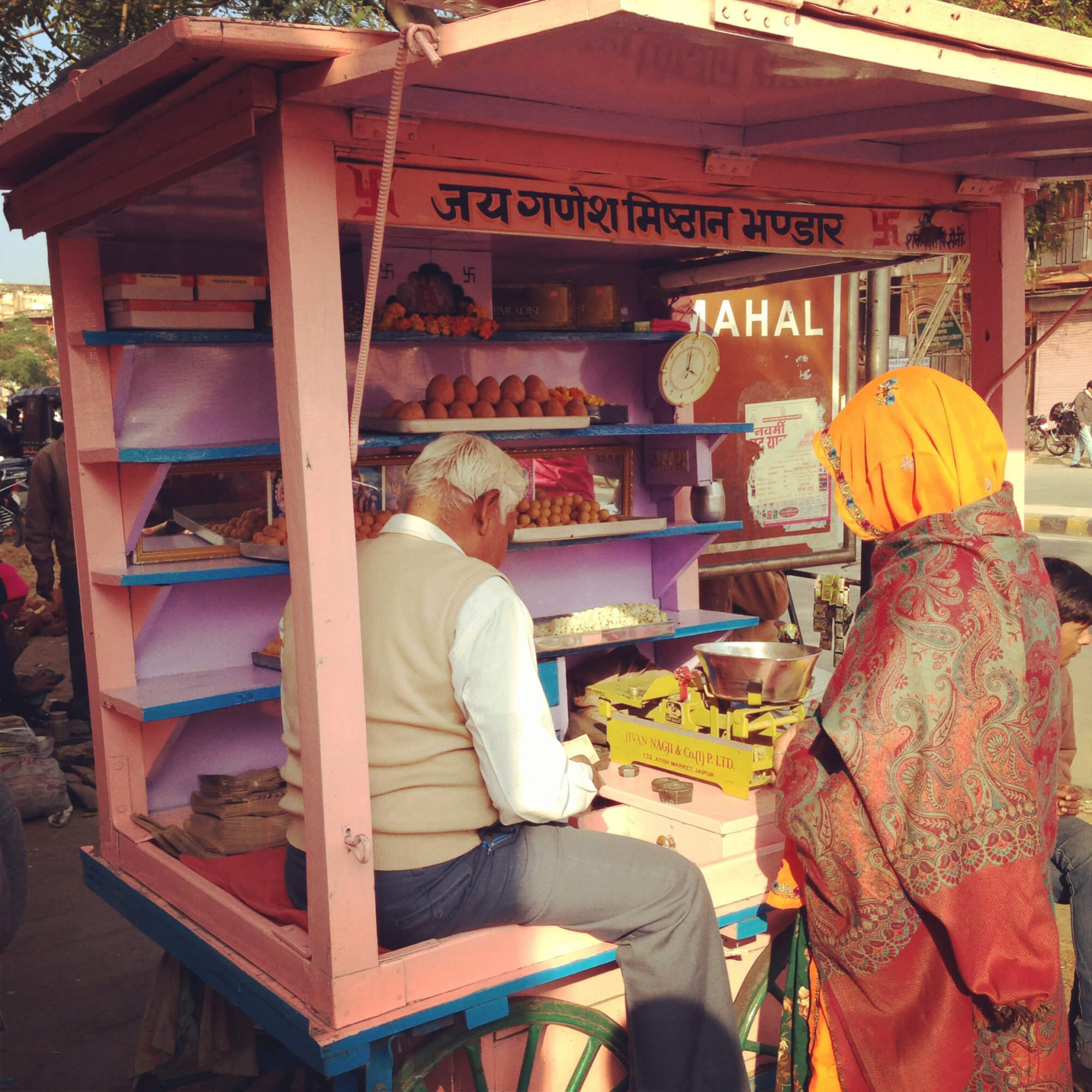 インドの街中でスイーツを売る小さなお店