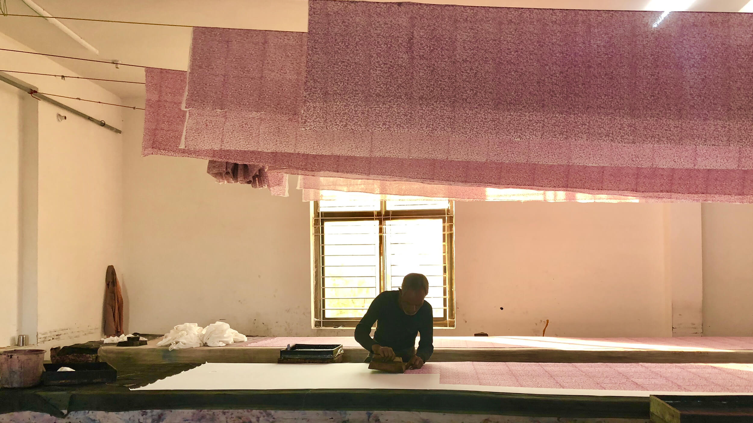 インドの木版プリント工房で作業する職人