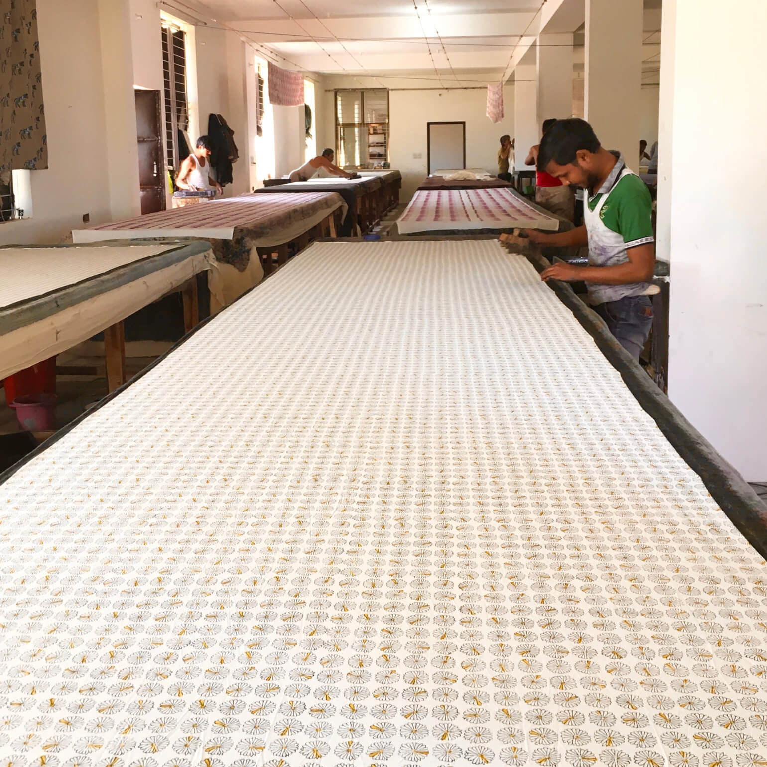 インドの木版プリント工房で職人たちが作業する様子